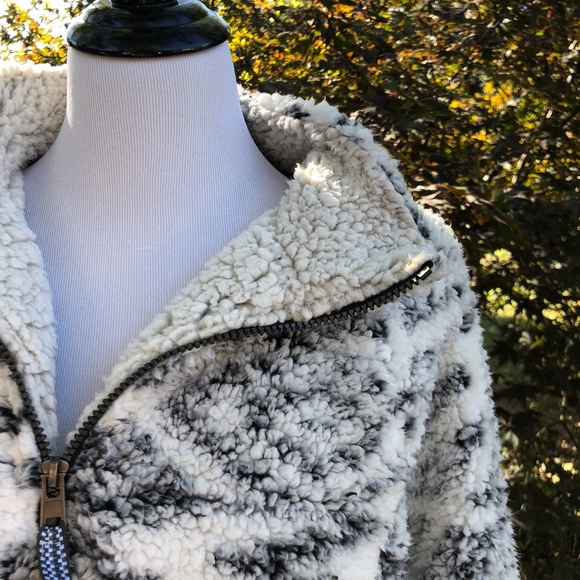 Sherpa Pullover Charcoal Print in Women's - NWT - Picture 4 of 8